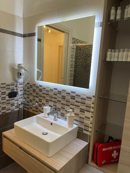 Nel Quartiere Bayres Suite Completamente Rinnovata Milan Exterior photo